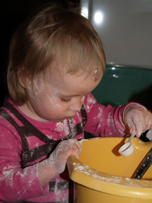 Nora och pappa bakar bullar.